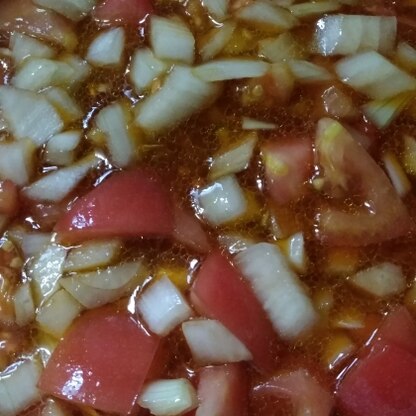 ざく切りトマトと玉ねぎも入れて。
トマトの酸味とめんつゆ合いますね(*^^*)